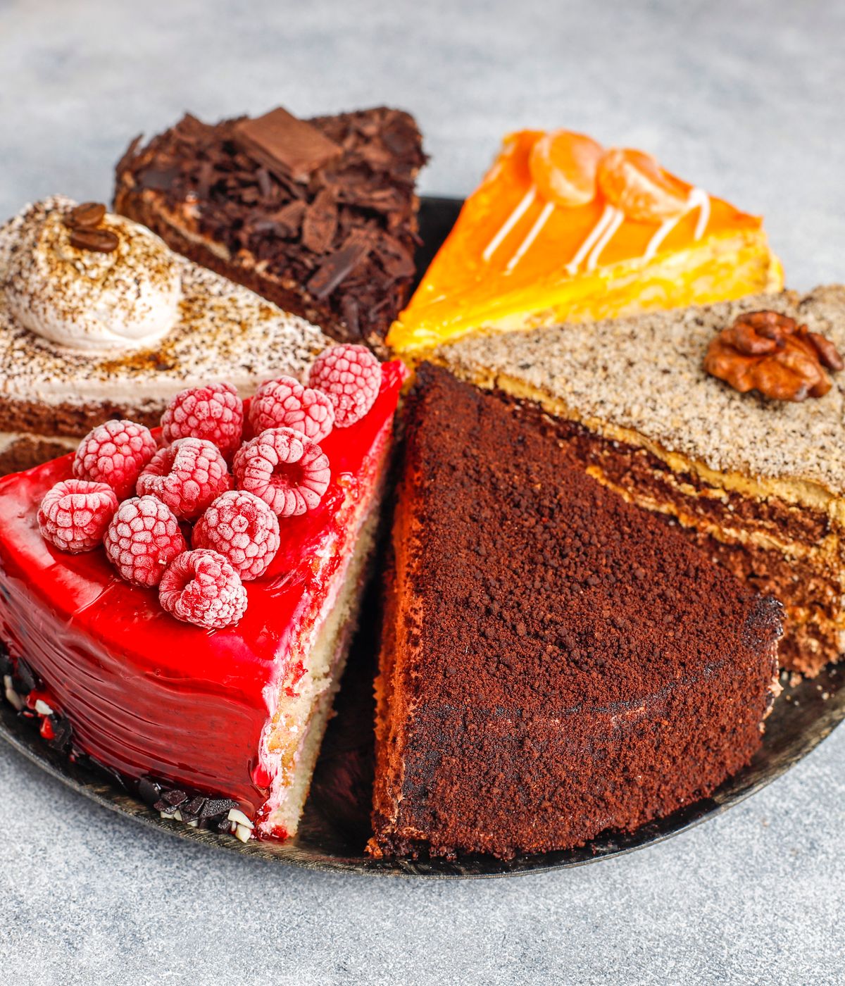 verschiedene Stücke Sahnetorte auf einem Teller